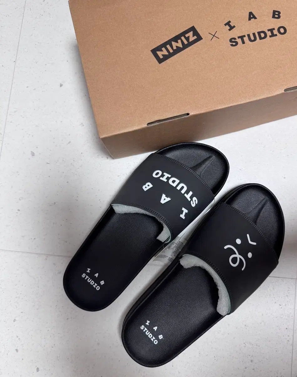 IAB STUDIO ニニズ スリッパ ブラック