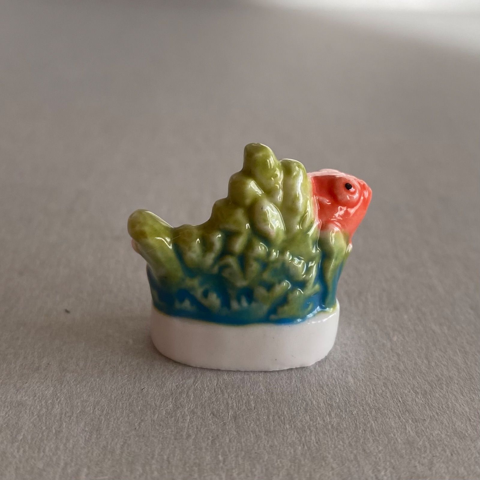 銅色のスイーパーフィッシュのフェーブ／フランス雑貨／陶器ミニチュア