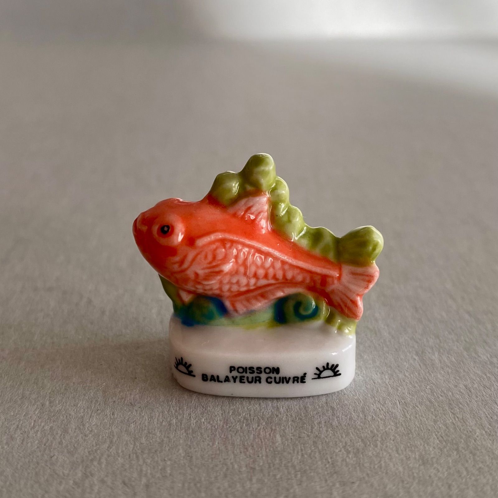 銅色のスイーパーフィッシュのフェーブ／フランス雑貨／陶器ミニチュア