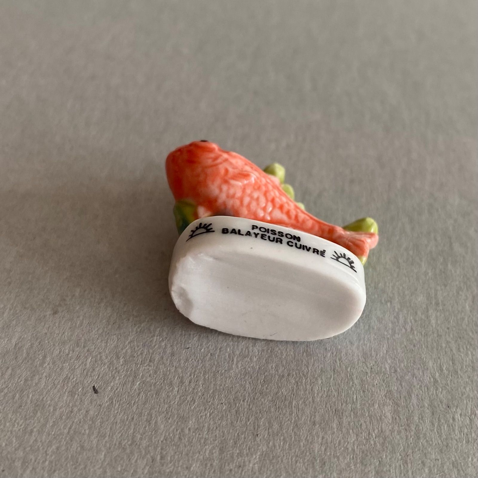 銅色のスイーパーフィッシュのフェーブ／フランス雑貨／陶器ミニチュア