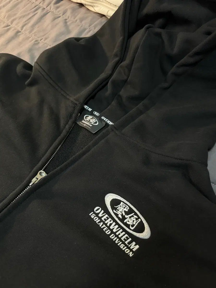 圧倒 OVERWHELM 黒 フードジップアップ