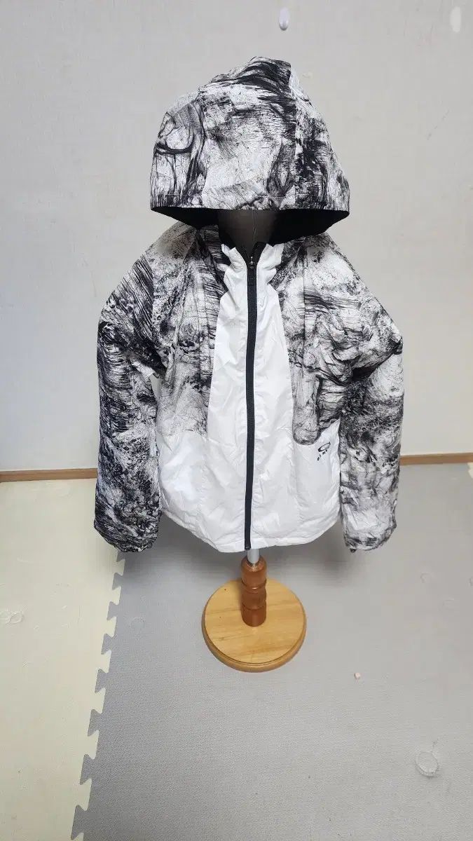 オークリー ブラック ホワイト パターン ウィンドブレーカー フード ジャケット