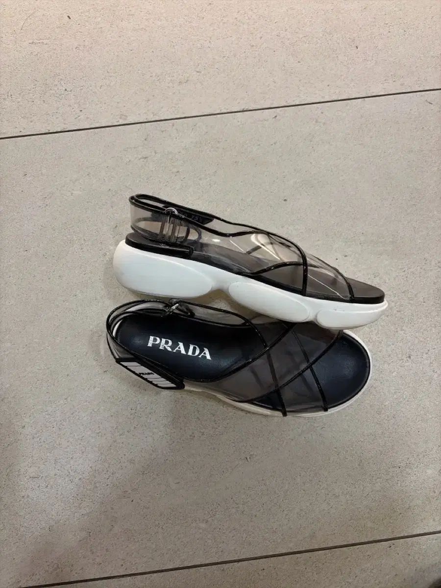 プラダ ブラック ゼリー ストラップ サンダル