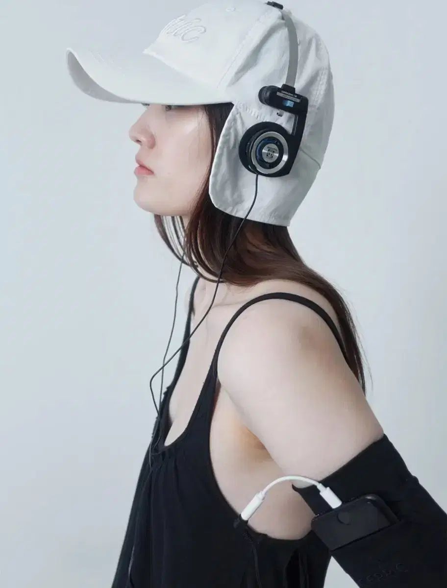 セリック 帽子 EMBOSS LOGO EARFLAP CAP WHITE