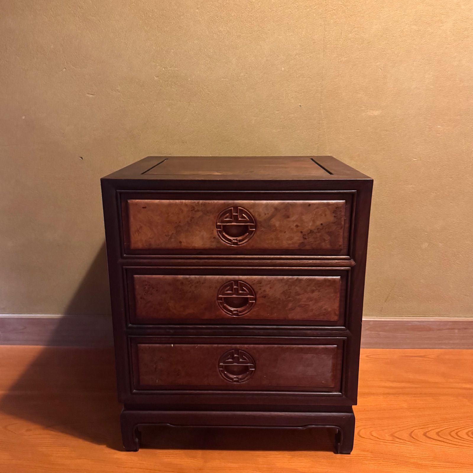 本花梨の重厚存在感 中国家具 花梨材 唐木 3段 チェスト 重厚 無垢 飾り家具 アンティーク調