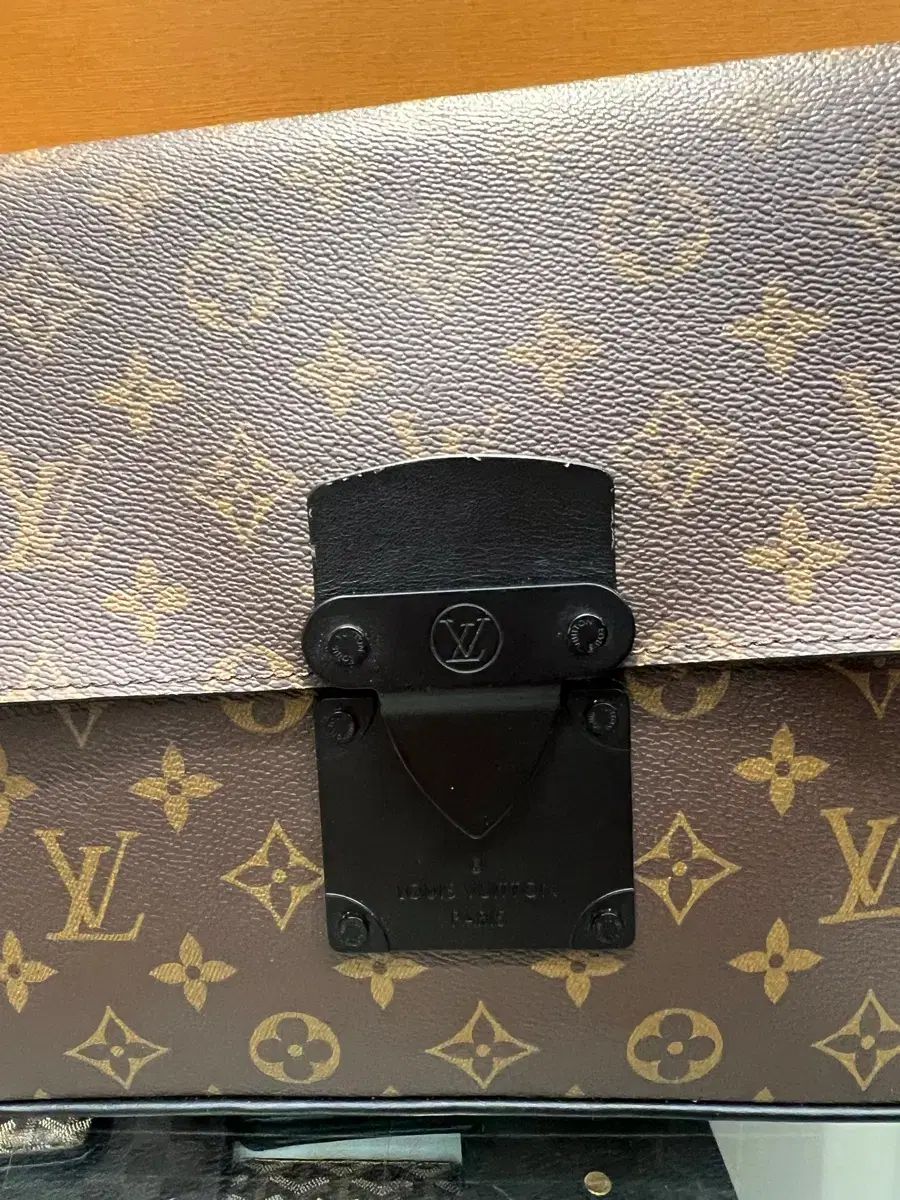M 80560 ルイヴィトン Sロック A 4 マカサー モノグラム クラッチバッグ ブラウン ポーチ