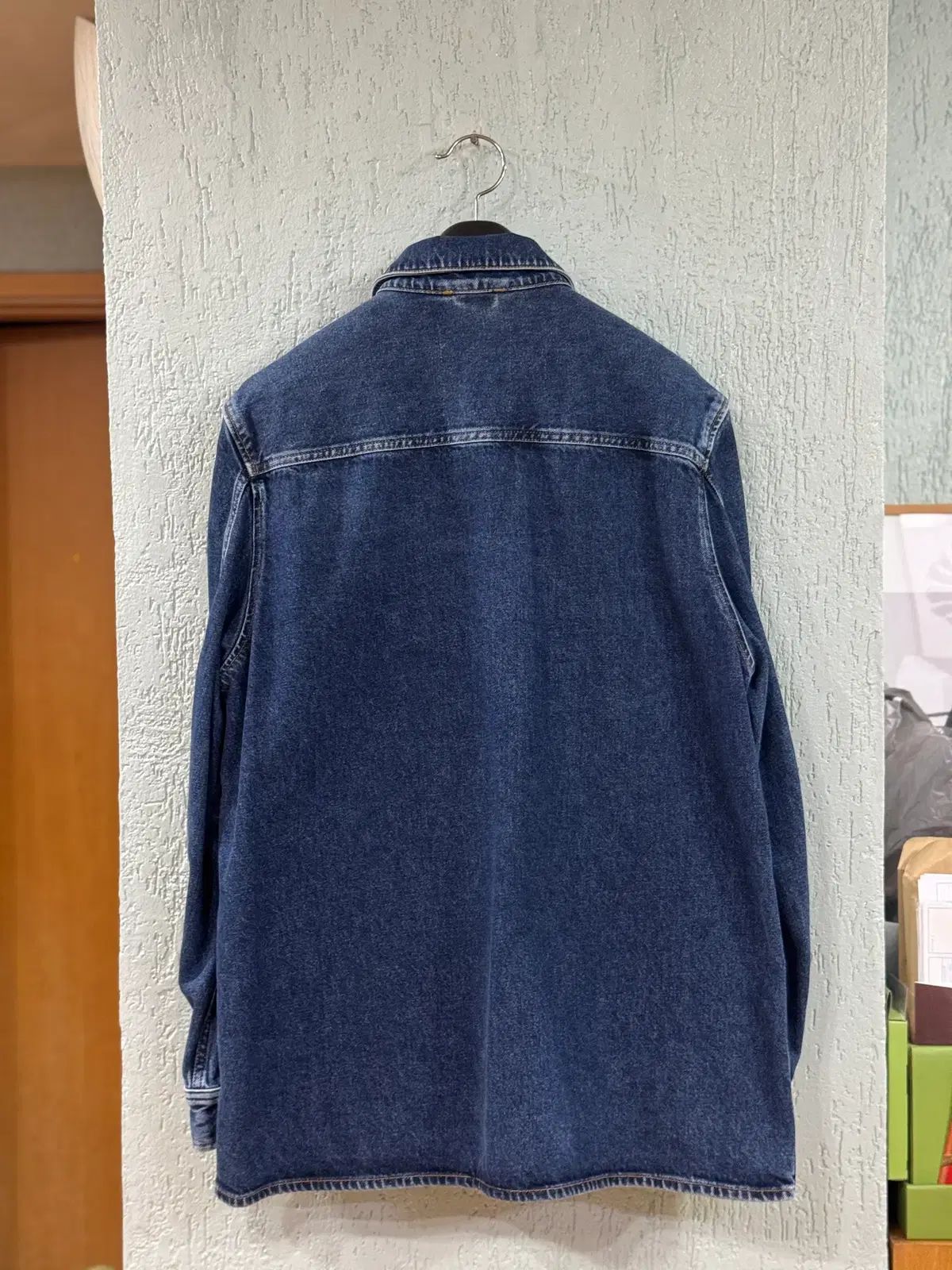 COS リラックスフィット 中 インディゴ デニム シャツジャケット Mサイズ ホワイト系 ワンポイント
