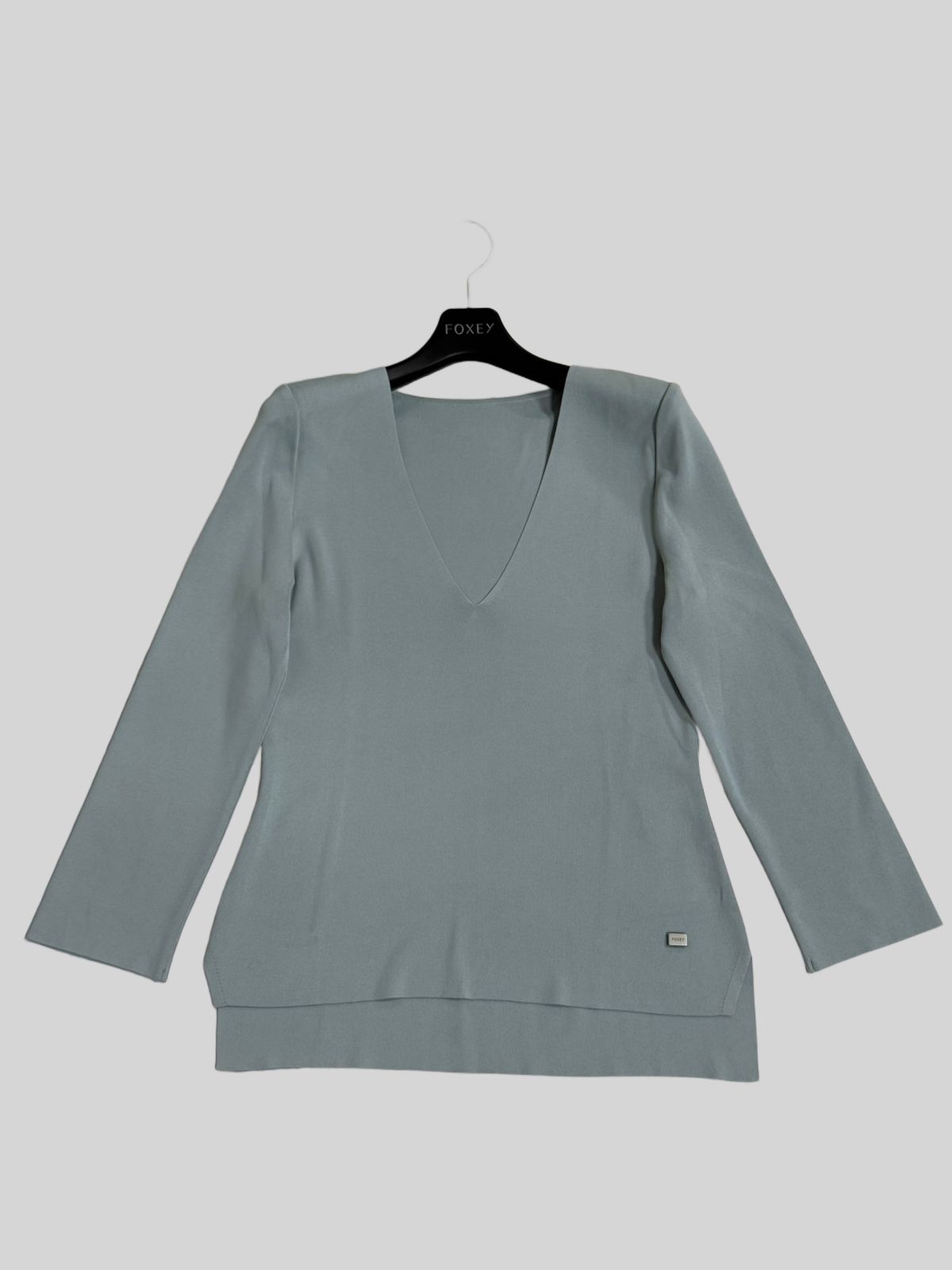 FOXEY フォクシートップス Vネックセーター セインボーデ ロゴプレート付40