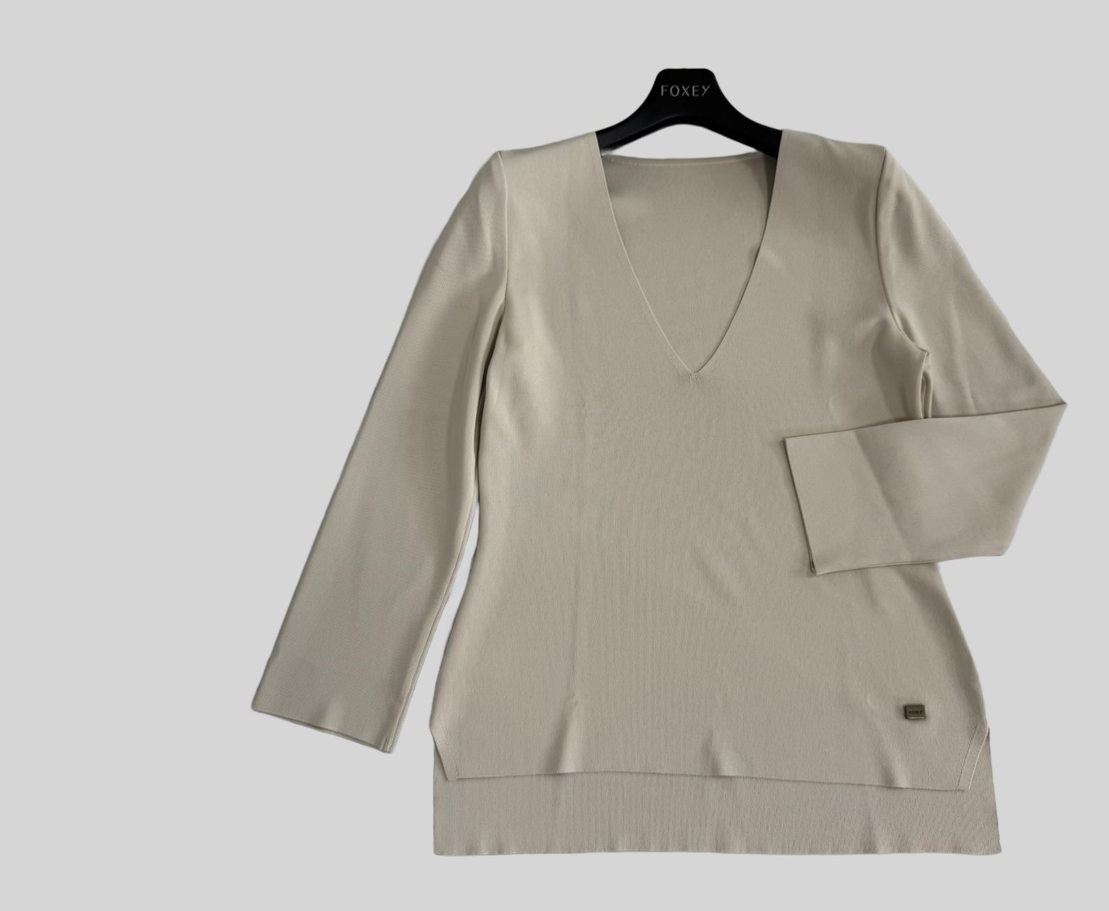 FOXEY フォクシートップス Vネックセーター ベージュ セインボーデ ロゴプレート付40