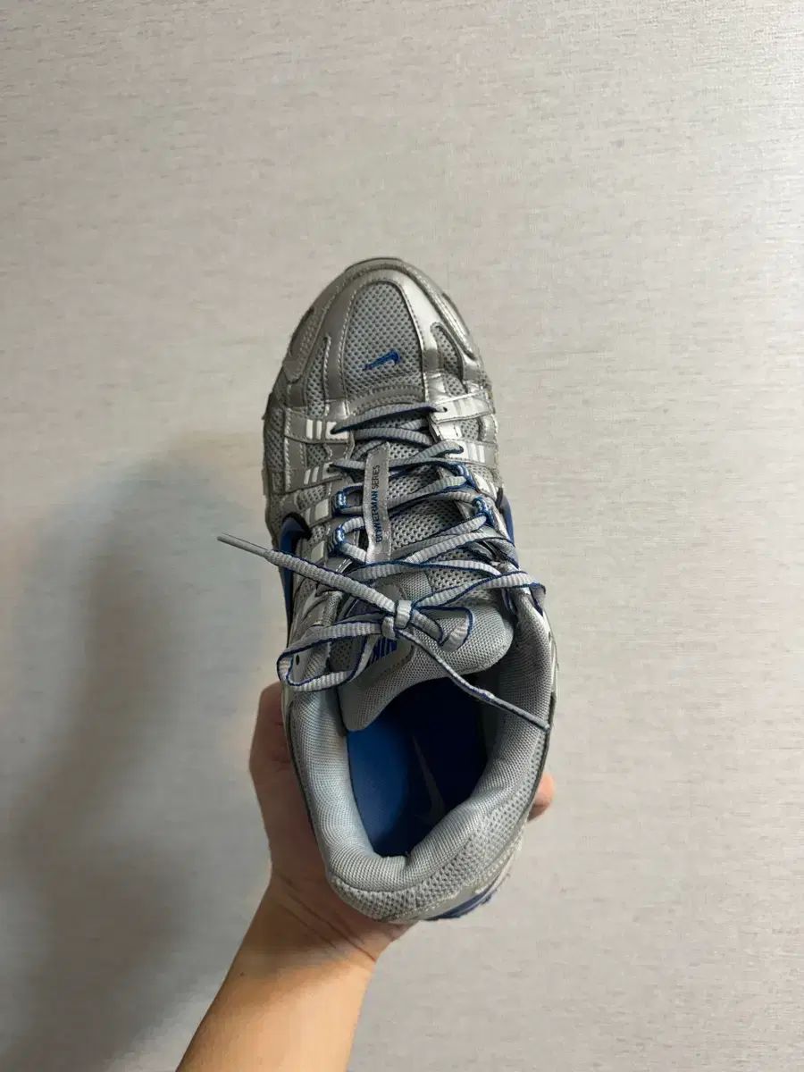 スニーカー メタリックシルバー