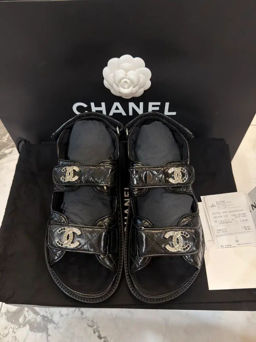 クリスタル CCロゴ バックル サンダル