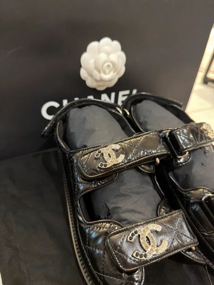 クリスタル CCロゴ バックル サンダル