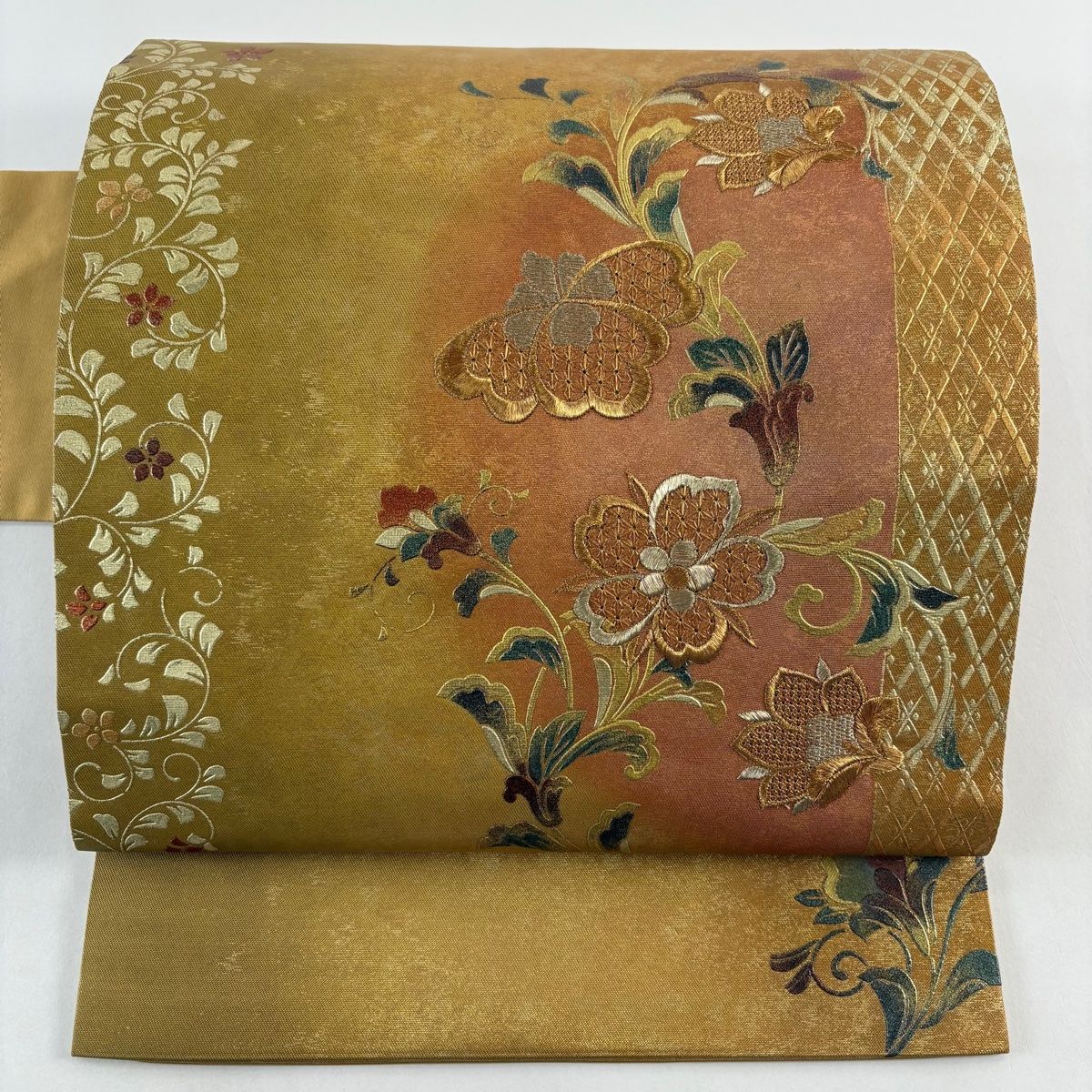 ユ113名古屋帯 ベージュ　金糸 花柄唐草花 着物帯　仕立て上り　美品 ユ113名古屋帯 ベージュ 金糸 花柄唐草花 着物帯 仕立て上り 美品