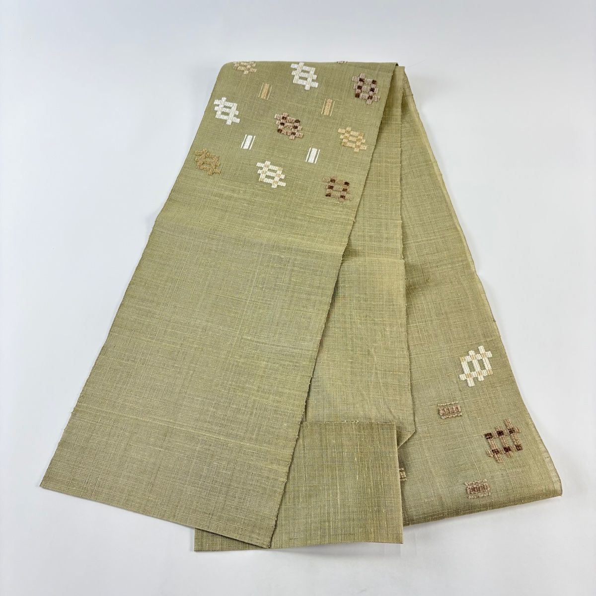 八寸名古屋帯 松葉仕立て 正絹 紬地 透け感あり夏帯にも 未使用 イ5909 名古屋帯 秀品 夏帯 八寸名古屋帯 松葉仕立て 紬地 幾何学模様 灰緑