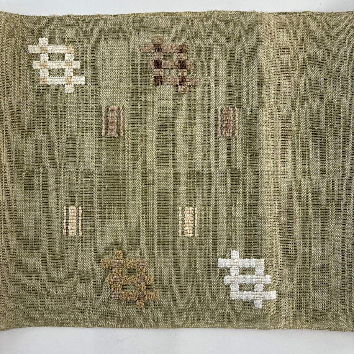 八寸名古屋帯 松葉仕立て 正絹 紬地 透け感あり夏帯にも 未使用 イ5909 名古屋帯 秀品 夏帯 八寸名古屋帯 松葉仕立て 紬地 幾何学模様 灰緑