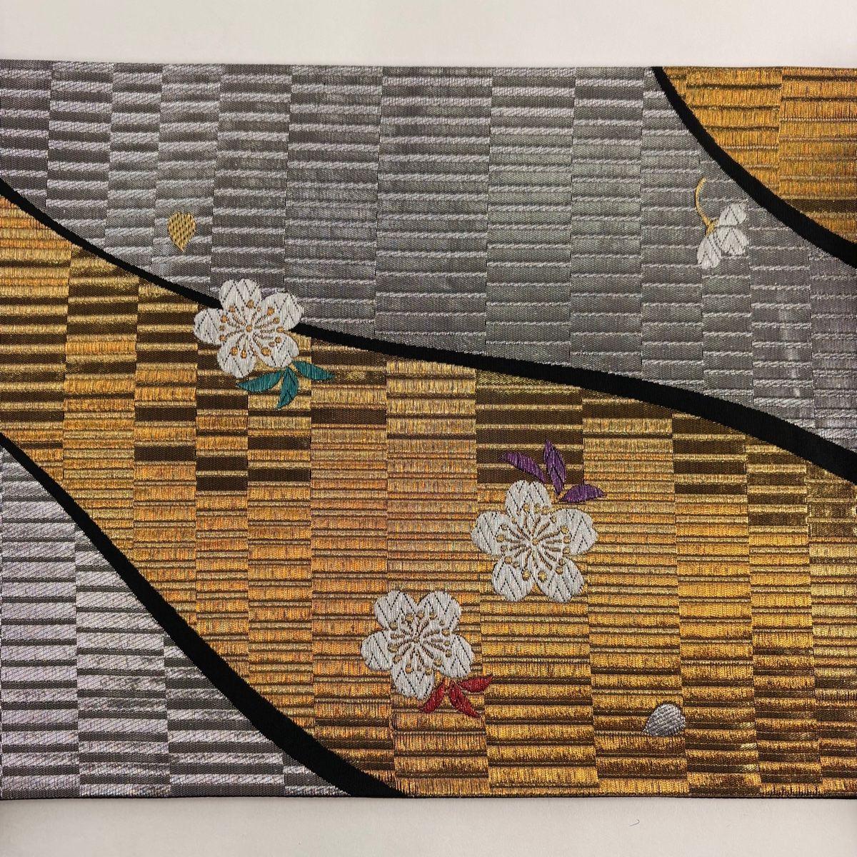 美品】 袋帯 秀品 振袖向き 桜 花びら 箔 金銀糸 銀色 六通 正絹