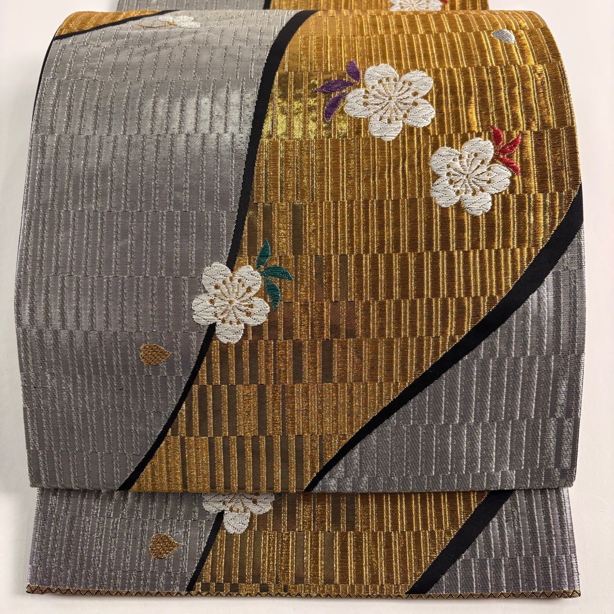 美品】 袋帯 秀品 振袖向き 桜 花びら 箔 金銀糸 銀色 六通 正絹