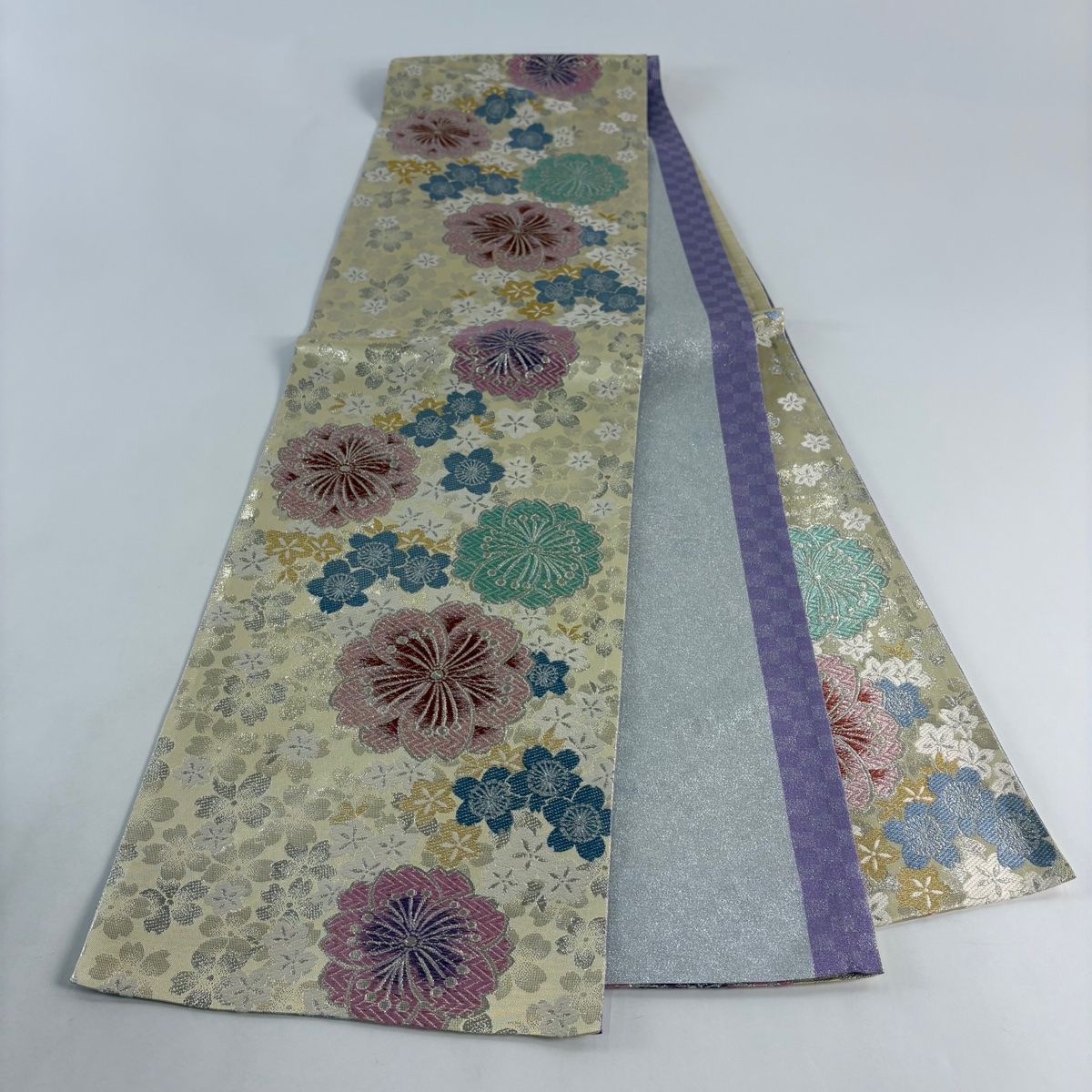 美品】 袋帯 秀品 振袖向き 桜 箔 金銀糸 クリーム 六通 正絹 【中古