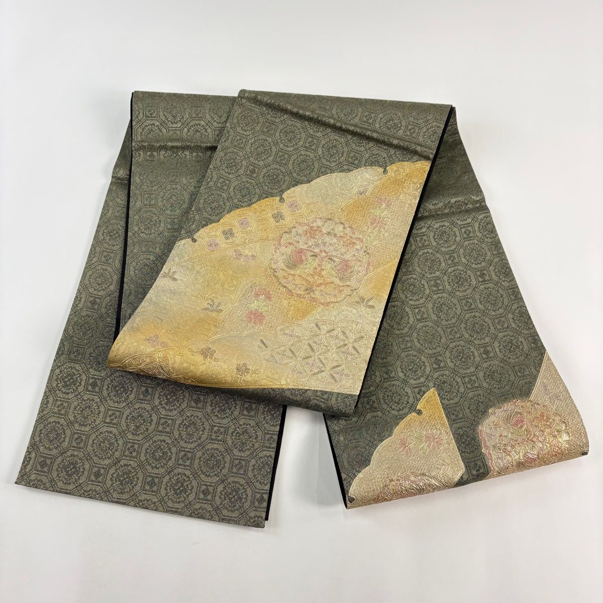 美品】 袋帯 秀品 向かい鳥 草花 刺繍 金銀彩 金色 お太鼓柄 正絹