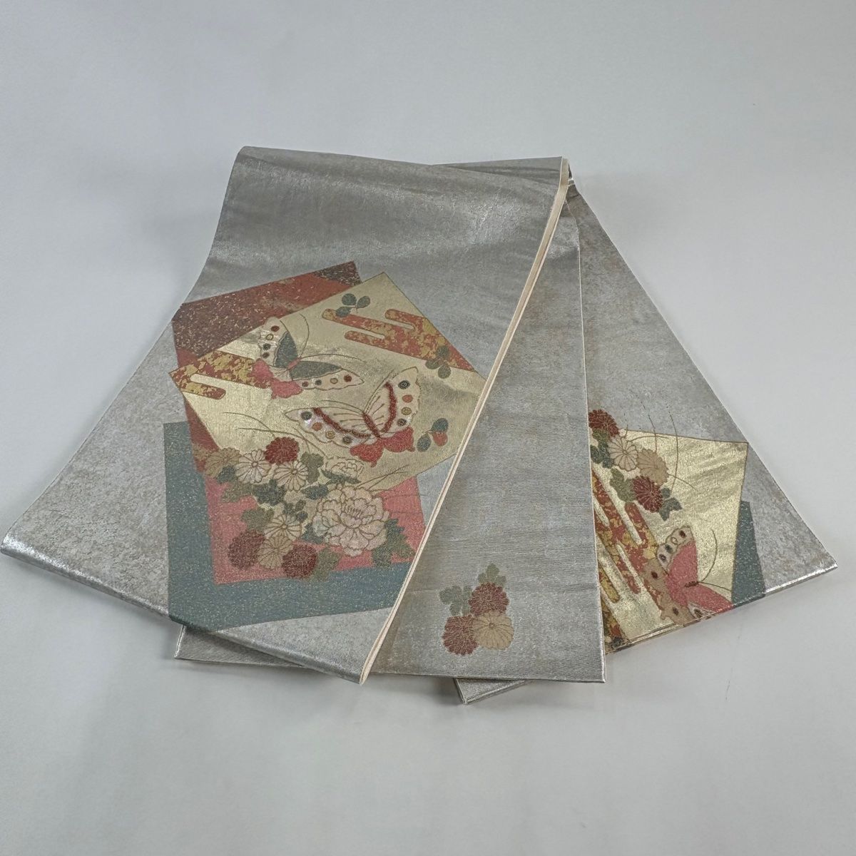 袋帯 秀品 蝶 菊 螺鈿 金銀彩 灰色 お太鼓柄 正絹 【中古】 - メルカリ