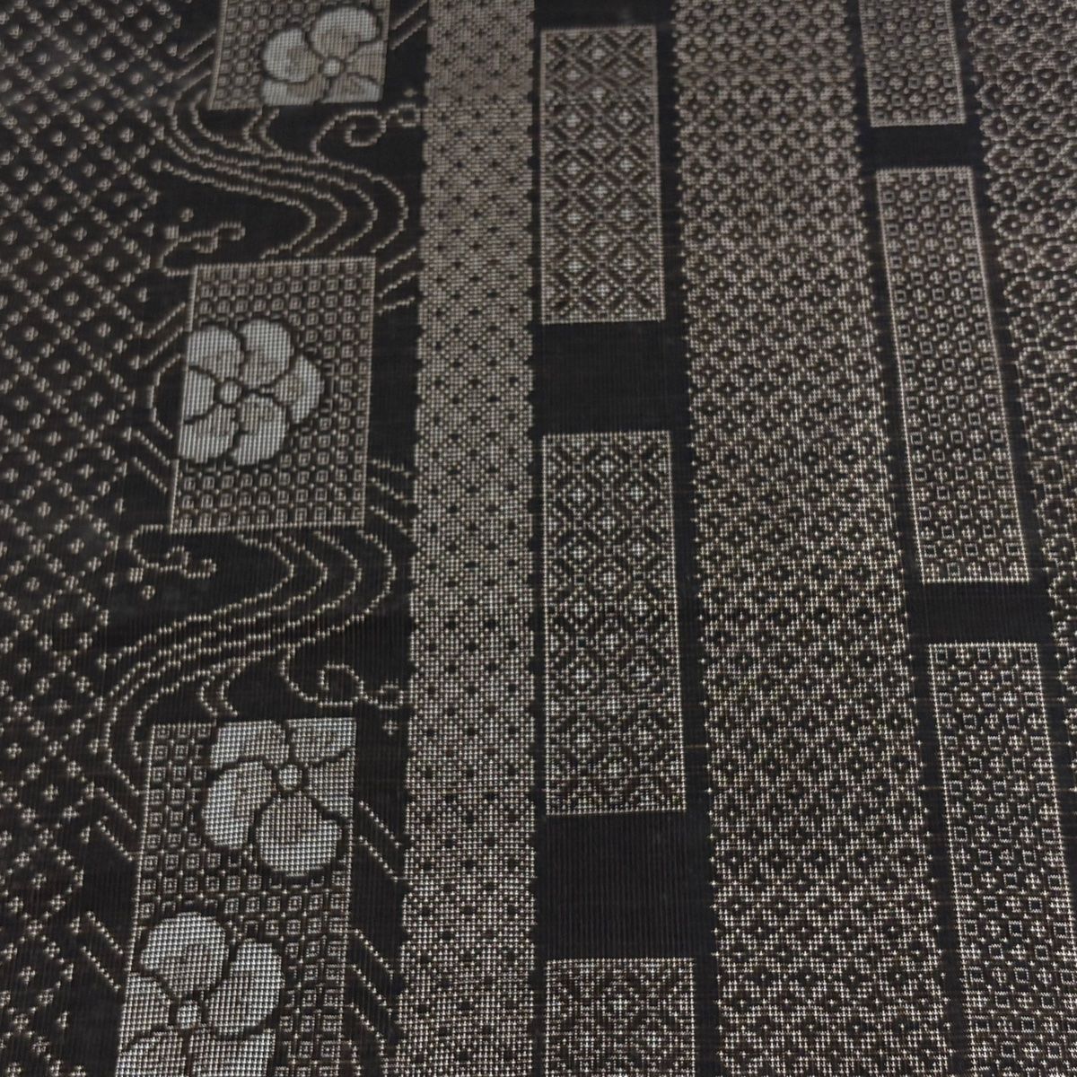 反物 秀品 大島紬 証紙有り ねじ梅 幾何学模様 焦茶色 正絹