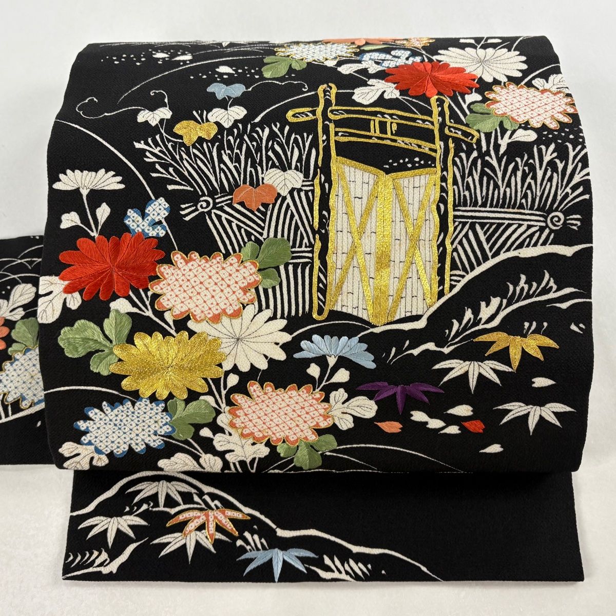名古屋帯 逸品 ぎをん齋藤 草花 垣根 金糸 刺繍 黒 正絹 【中古