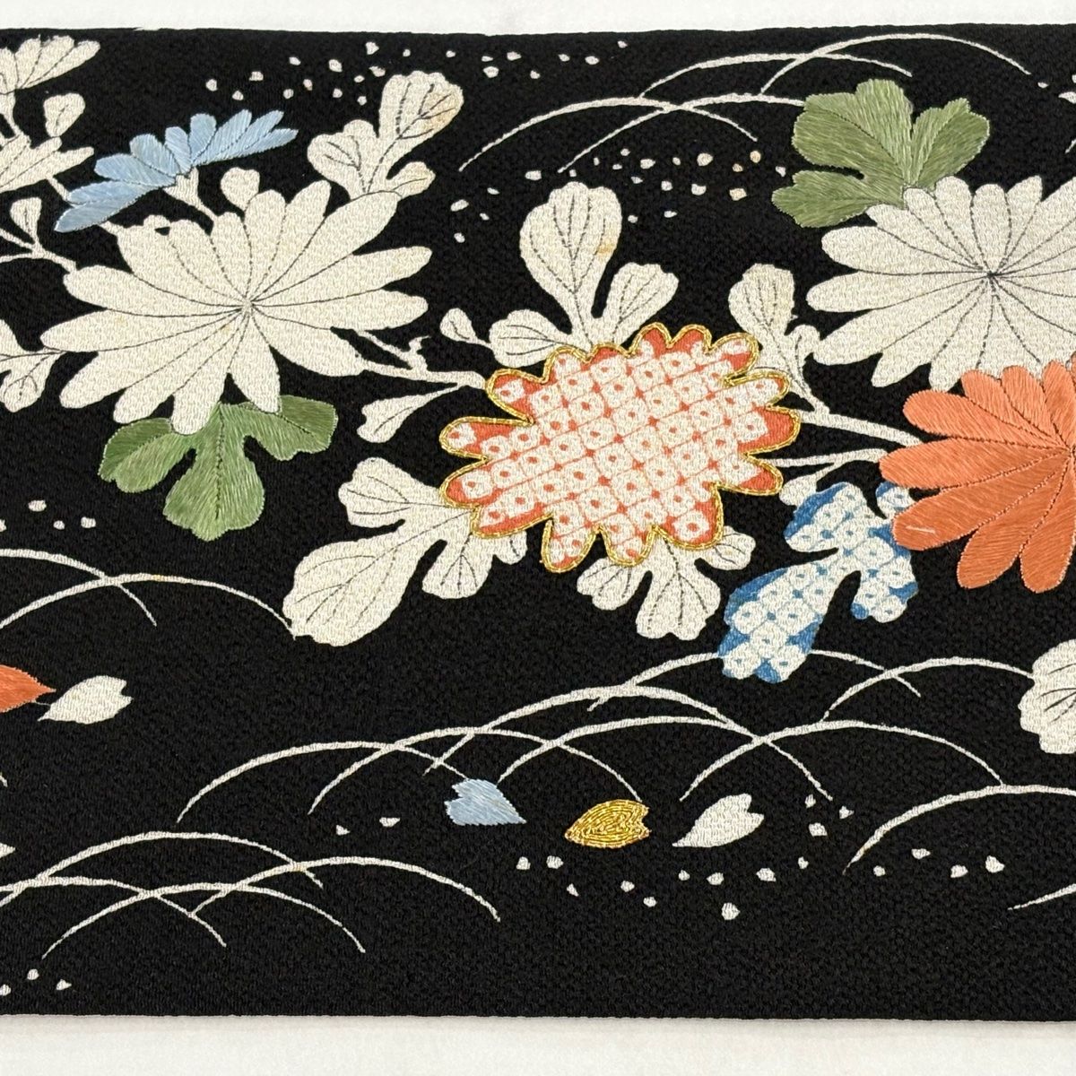 名古屋帯 逸品 ぎをん齋藤 草花 垣根 金糸 刺繍 黒 正絹 【中古