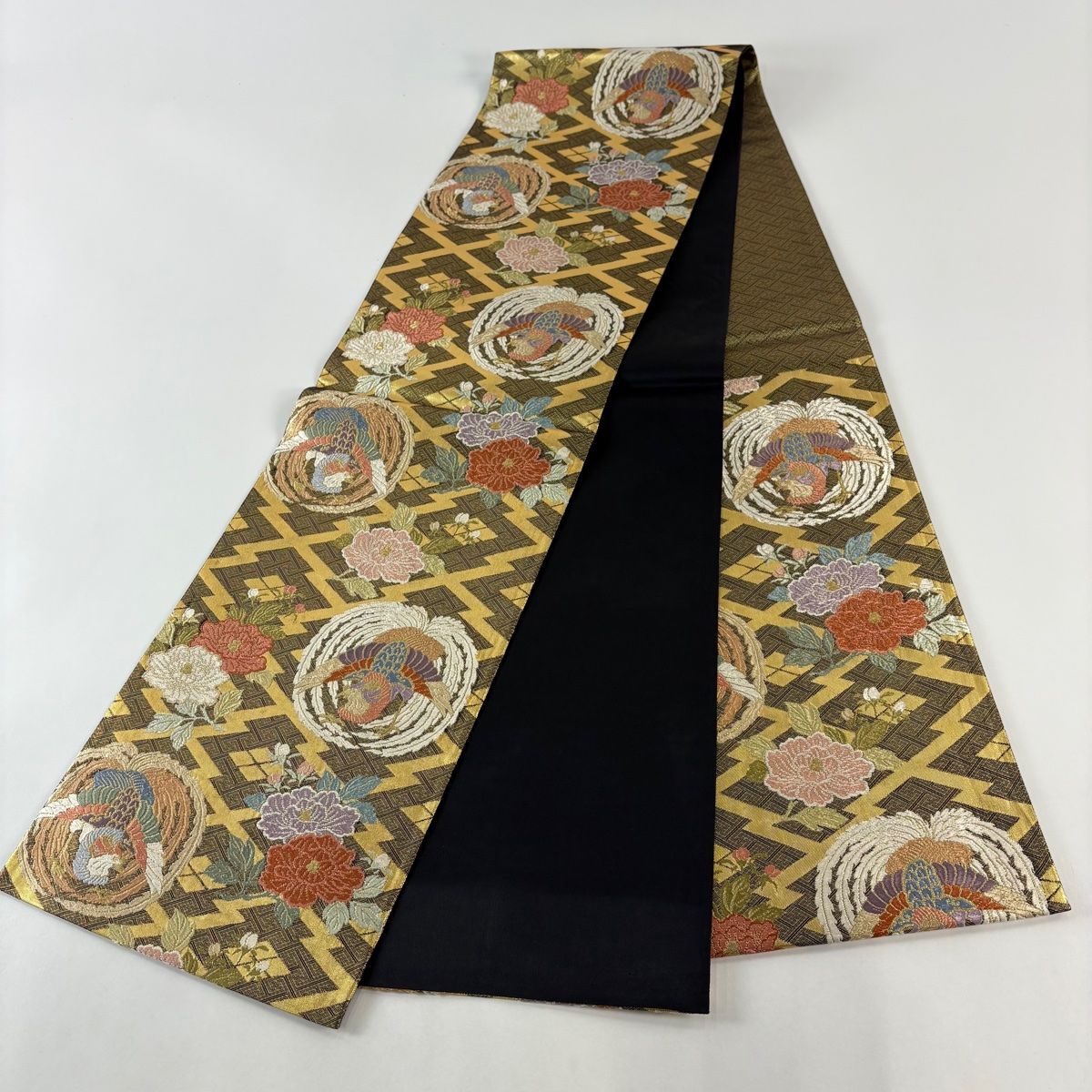 正絹・丁寧な相良刺繍袋帯・鳳凰 美品】 袋帯 秀品 鳳凰 牡丹 刺繍 箔 金色 六通 正絹 【中古】 - メルカリ