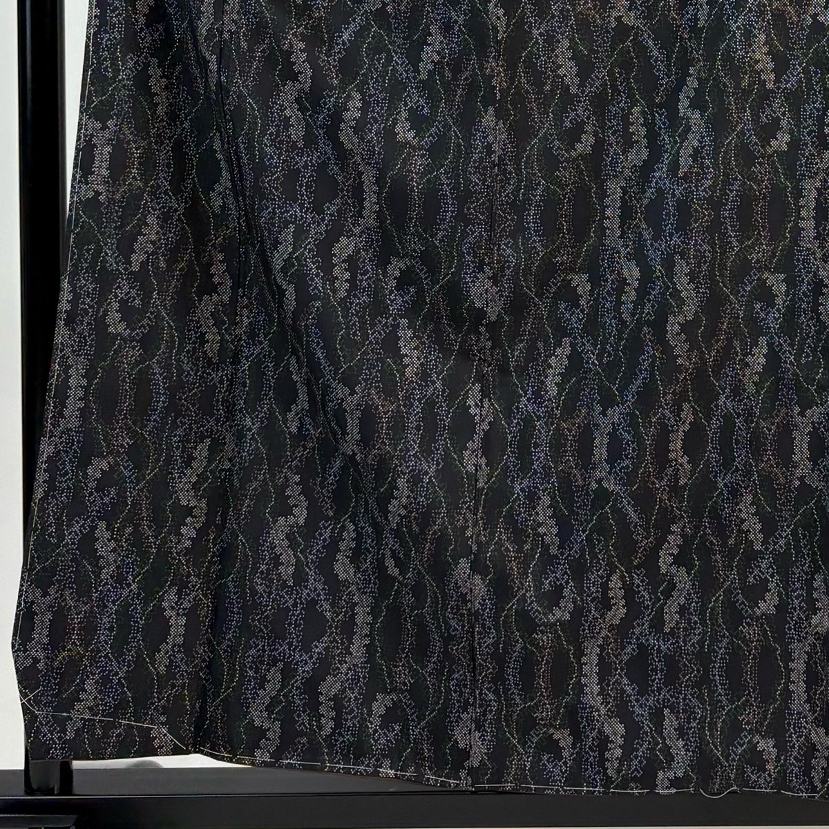 紬 身丈159 cm 裄丈64.5 M 袷 幾何学模様 墨色 正絹 秀品