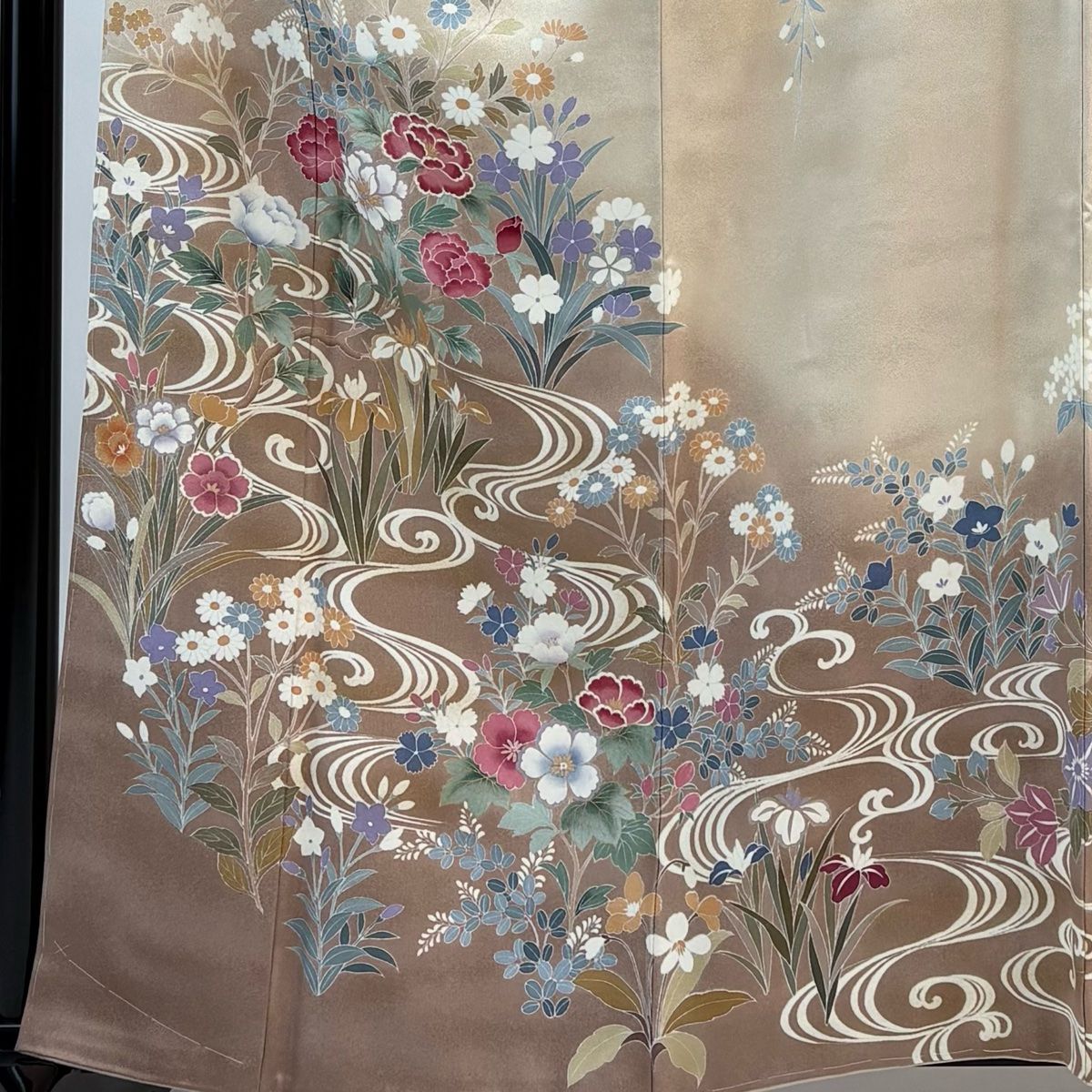 作家物　美しい染めの草花模様　上品なベージュの訪問着 中古】 訪問着 レディース 正絹 ベージュ 刺繍 エ霞 華文 相良刺繍