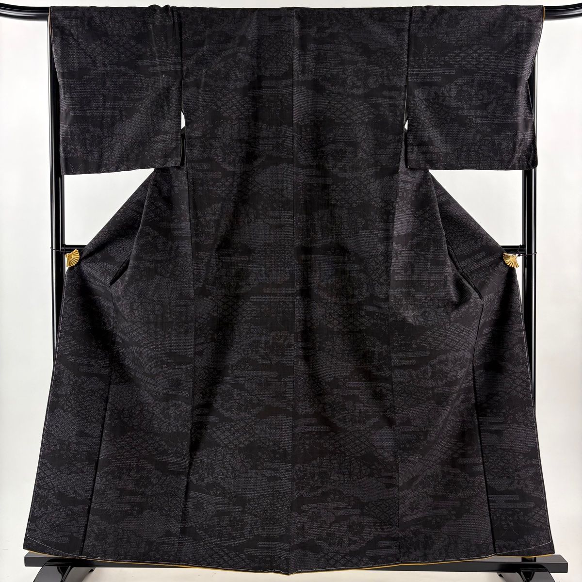 【美品】 紬 身丈159.5cm 裄丈68.5cm L 袷 やまと 草花 雲文 墨色 正絹 秀品 【】