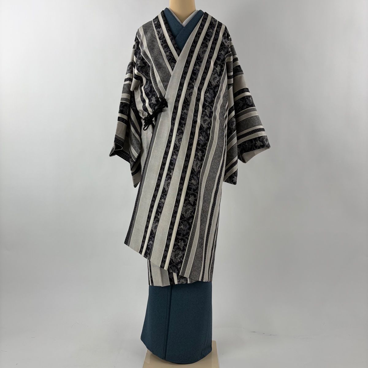 大島紬　道中着　縦縞 道中着 身丈115cm 裄丈66cm M 和装コート 紬地 草花 縦縞 灰白 正絹 秀