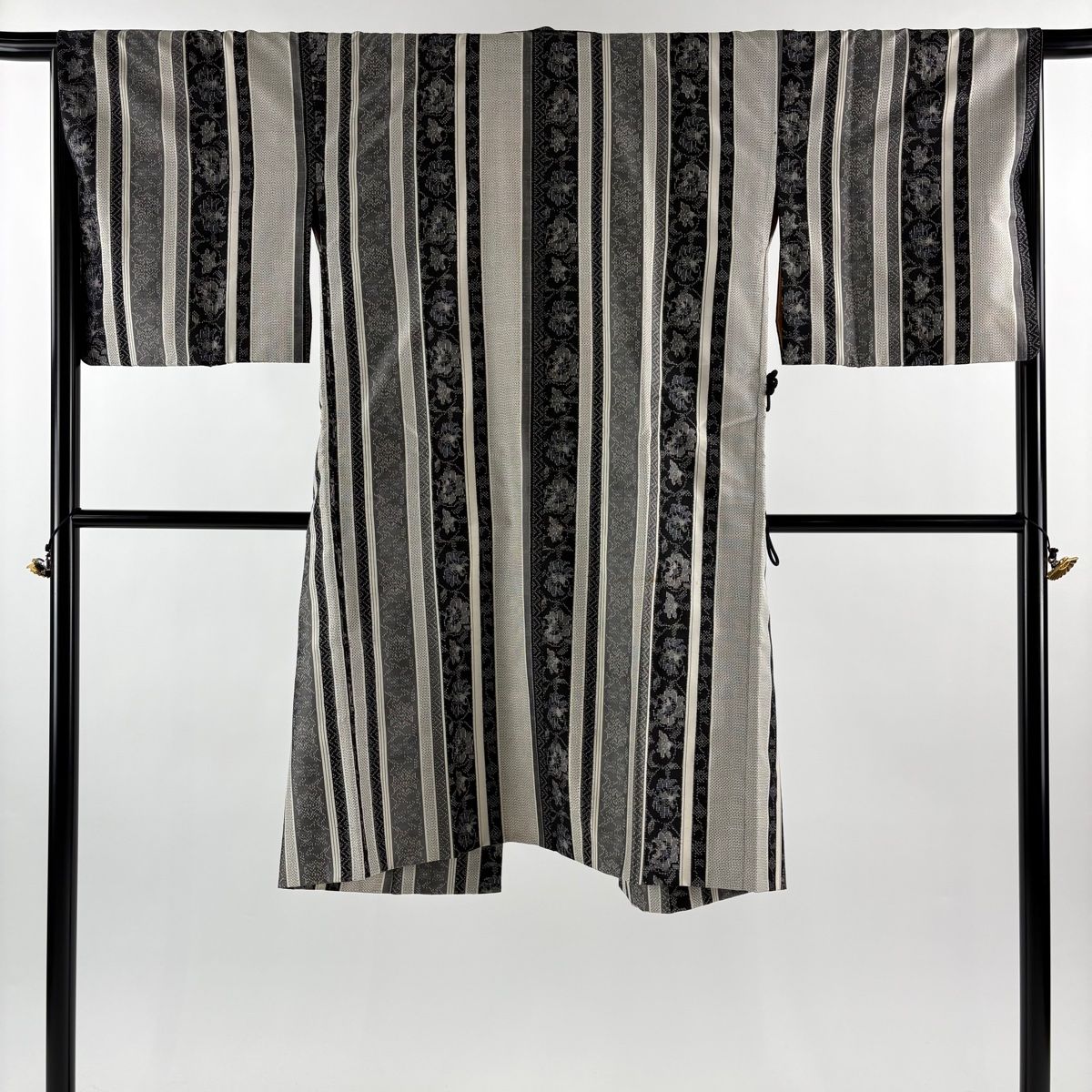 道中着 身丈115cm 裄丈66cm M 和装コート 紬地 草花 縦縞 灰白 正絹 秀