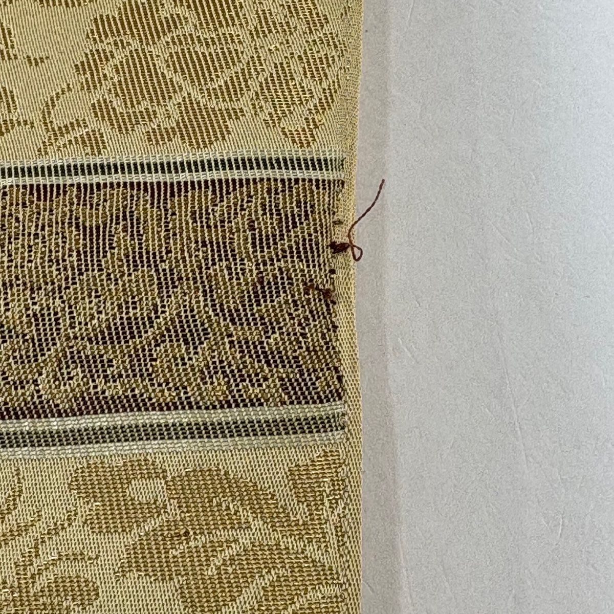 川島織物　袋名古屋帯　　六通　落款あり　ベージュに幾何学模様　化繊　おしゃれ 袋帯 名品 川島織物 落款 段縞 花唐草 箔 ベージュ 六通 正絹 【中古