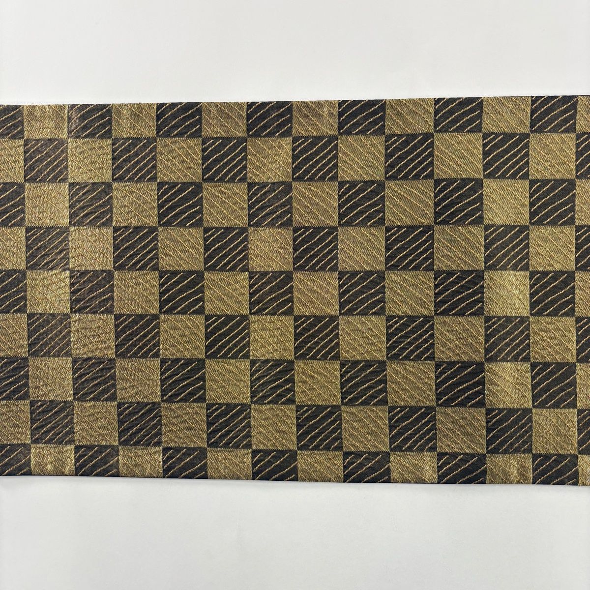 市松模様に箔がオシャレな袋帯 ショップ 【美品】 袋帯 名品 市松模様 斜縞 箔 金色 六通 正絹 【】