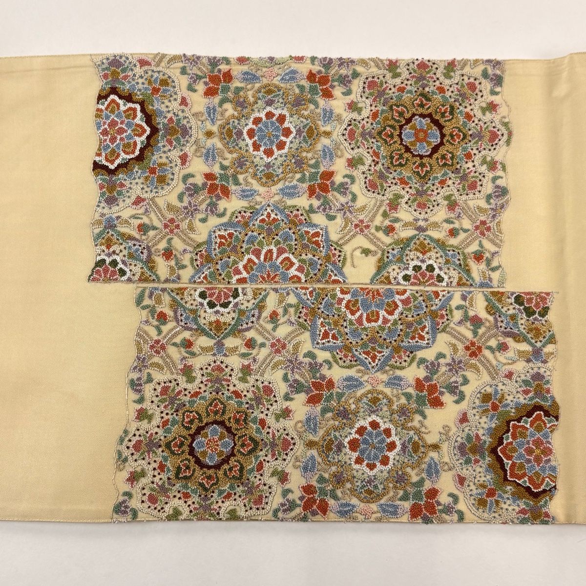 美品】 袋帯 逸品 華文 草花 相良刺繍 金糸 ベージュ お太鼓柄 正絹