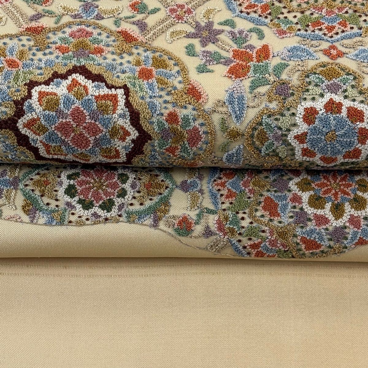 美品】 袋帯 逸品 華文 草花 相良刺繍 金糸 ベージュ お太鼓柄 正絹