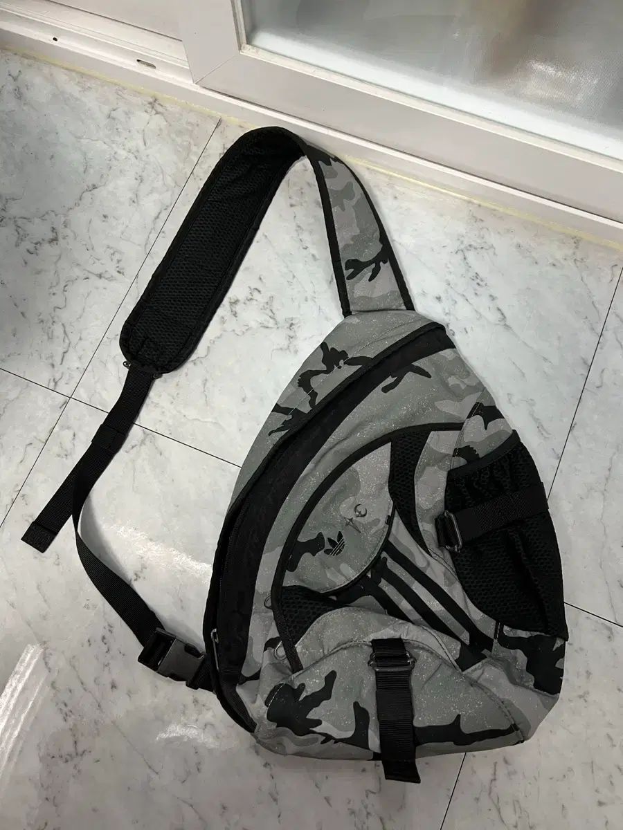 アディダス Thug Club バッグ