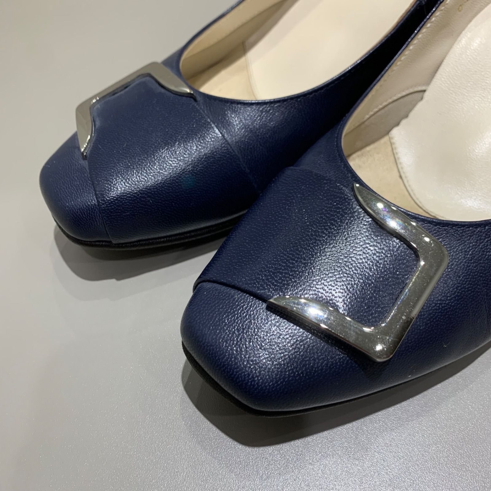 極美品 asics ペダラ レザー バックル パンプス ネイビー 22.5 - メルカリ