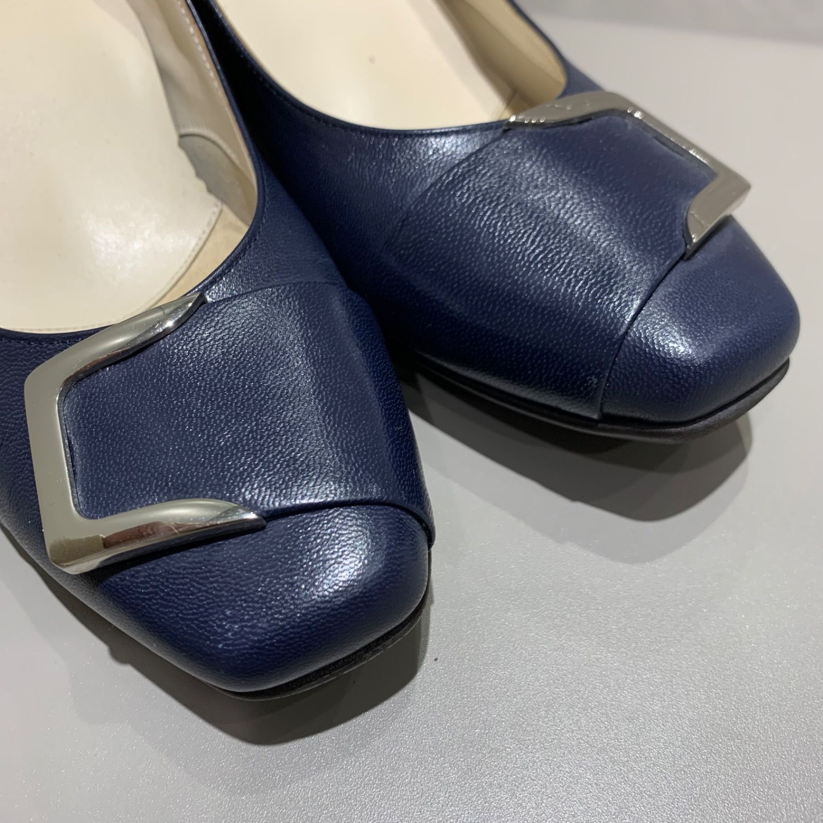 極美品 asics ペダラ レザー バックル パンプス ネイビー 22.5 - メルカリ 極美品 asics ペダラ レザー バックル パンプス ネイビー 22.5 - メルカリ
