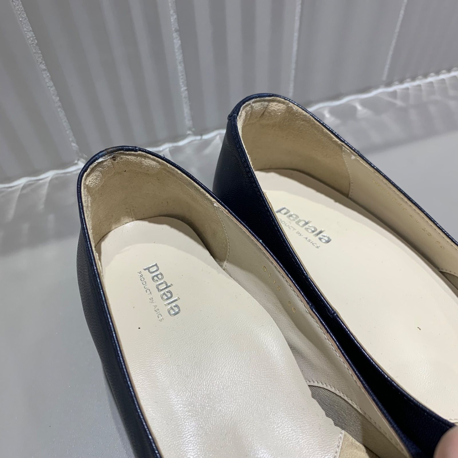 極美品 asics ペダラ レザー バックル パンプス ネイビー 22.5 - メルカリ
