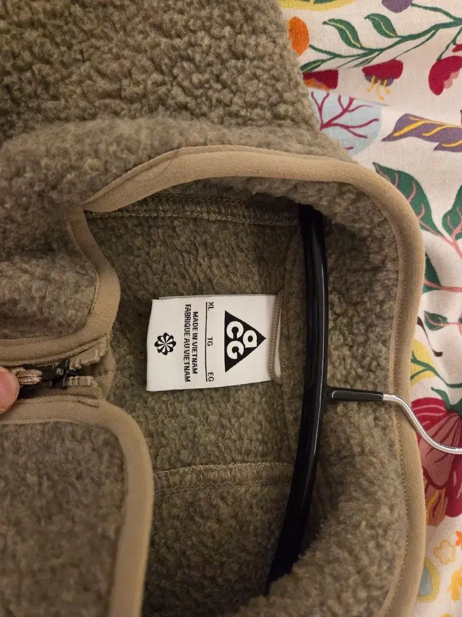 トップス カーキ