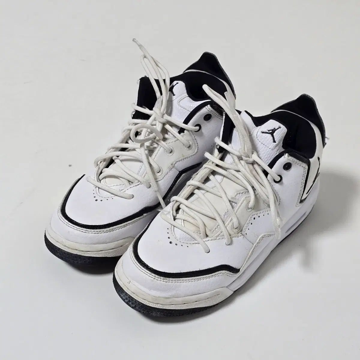 ナイキ ジョーダン キッズ コートサイド 23 白 ブラック 235 d