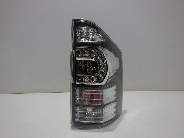 70系 ヴォクシー 右テール ZRR70/75 後期 28-220 81551-28594