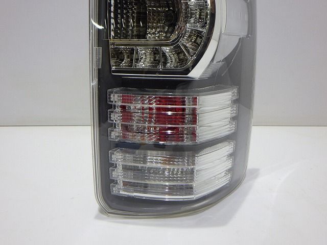 70系 ヴォクシー 右テール ZRR70/75 後期 28-220 81551-28594