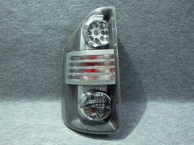 ヴォクシー 前期 左テールレンズ ZRR70/75 28-199 トヨタ 251128242