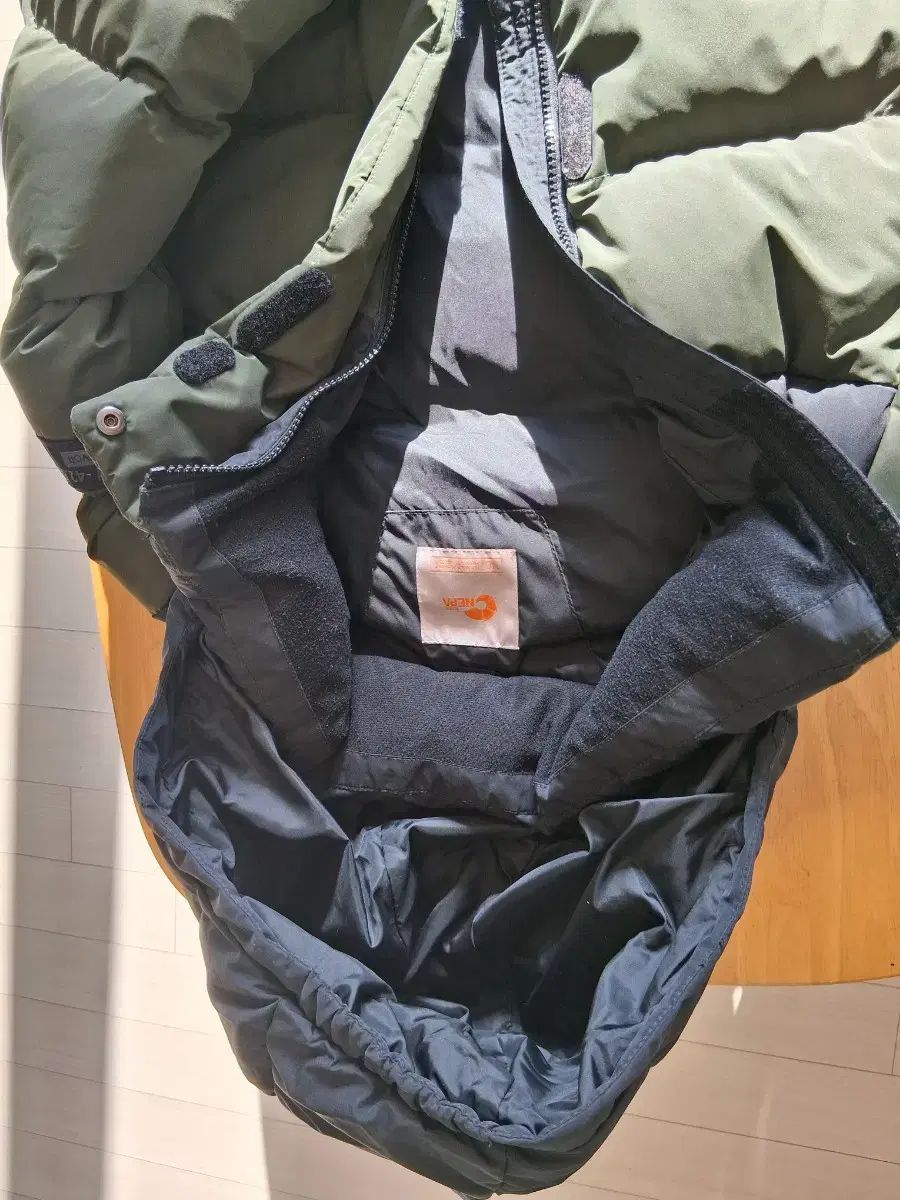 マルーン ダウンジャケット