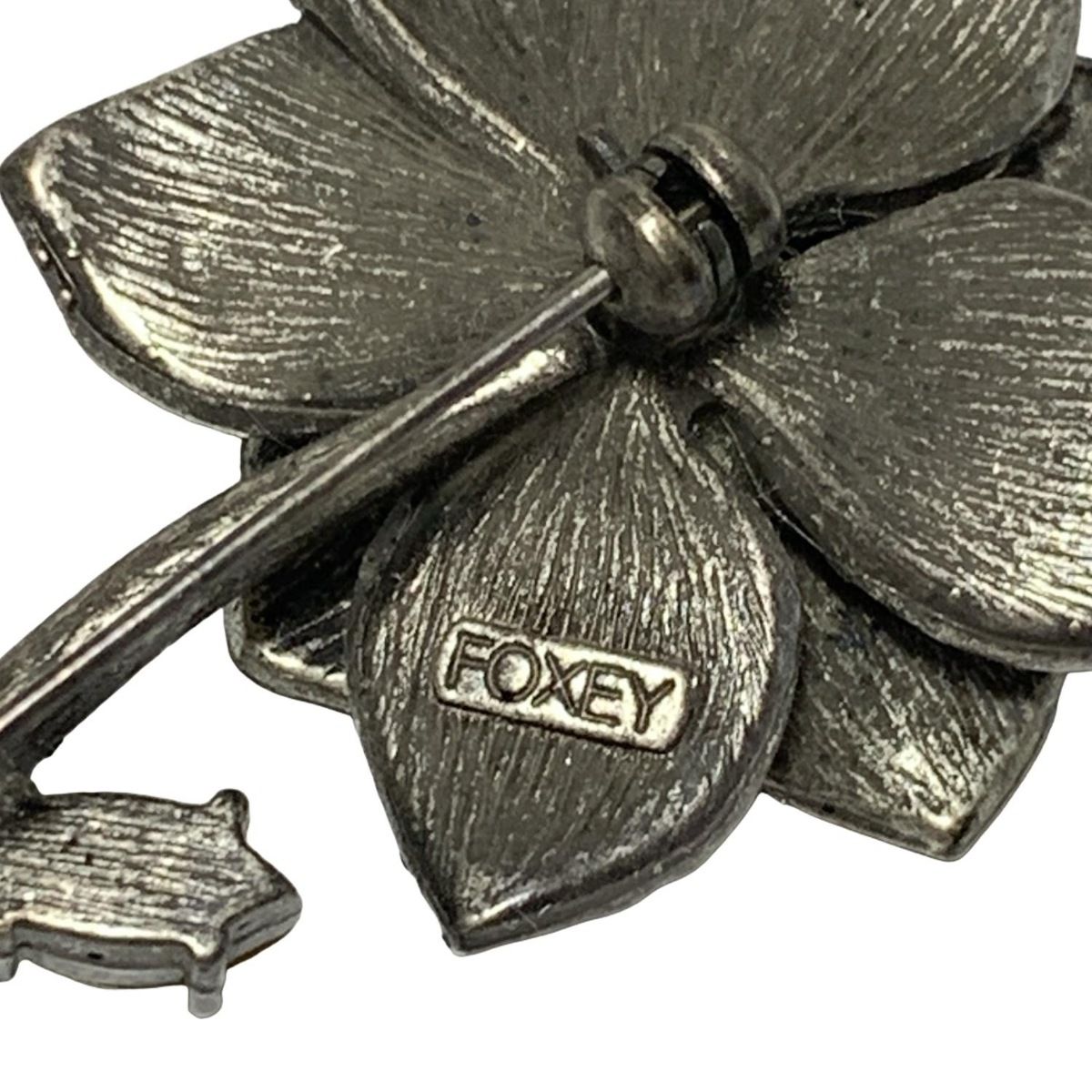 FOXEY(フォクシー) ブローチ - クリア×シルバー フラワー(花)/ライン