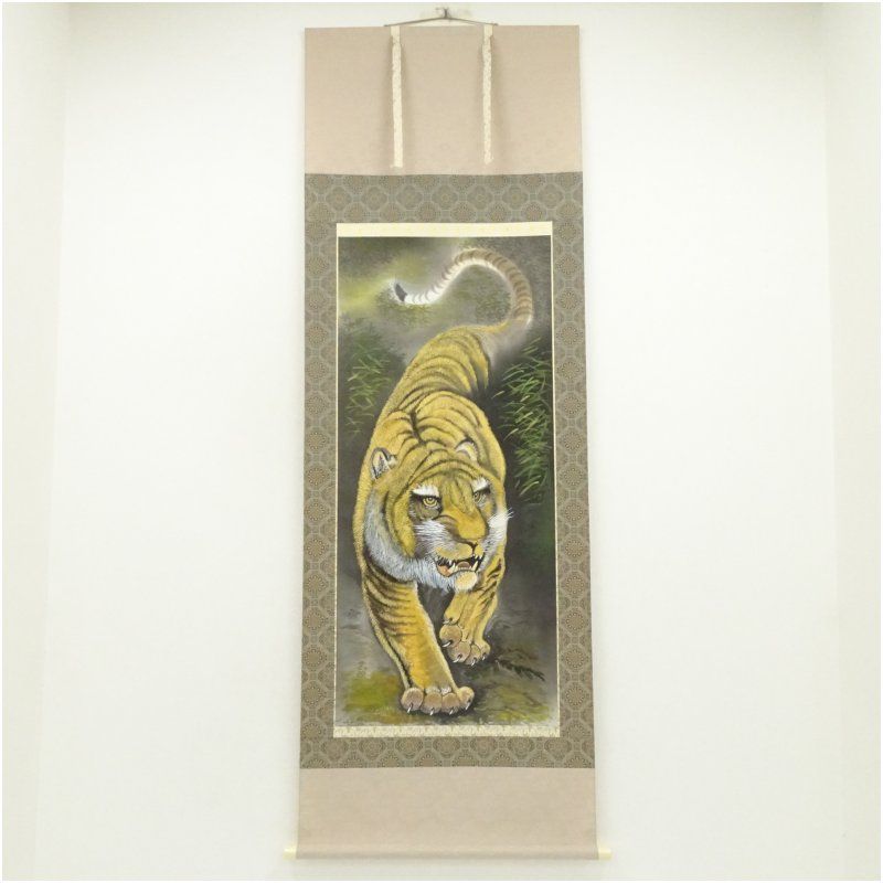 大森玉翠筆 猛虎図 肉筆絹本掛軸（共箱） 掛け軸 床の間 書 おしゃれ