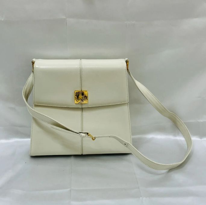 A YSL イヴ サンローラン ショルダーバッグ お出かけ バッグ レザー